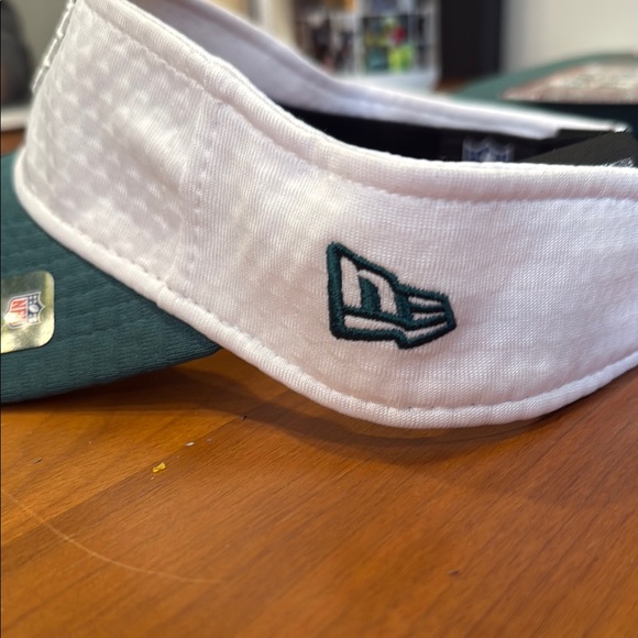 New Era NFL Philadelphia Eagles Green and White Visor - Picture 5 of 6